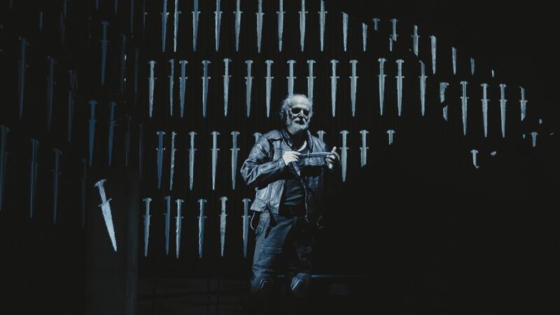 Hamlet vs Macbeth — an actor among projected daggers