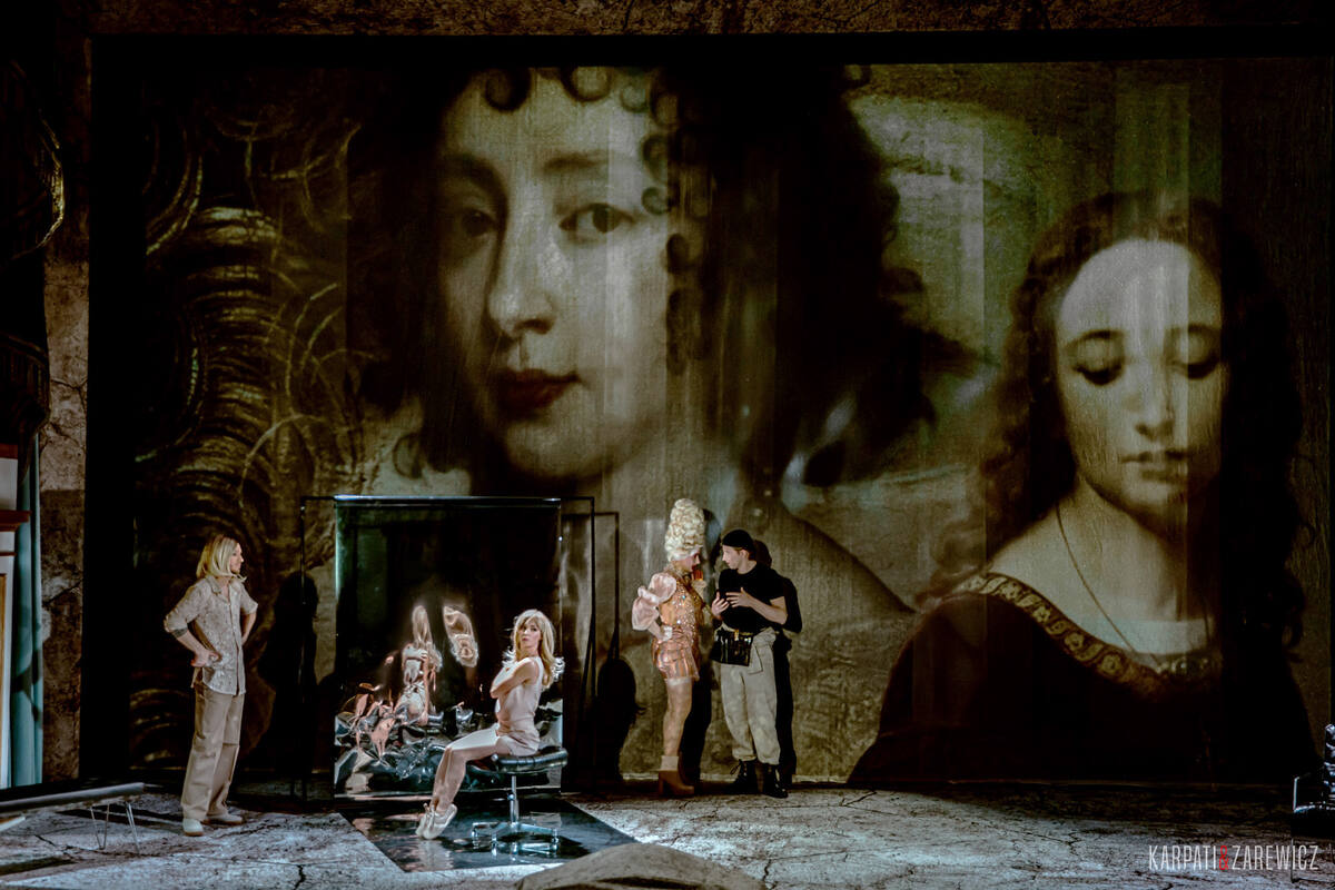 Il trionfo del tempo e del disinganno — the company before a backdrop of baroque portraits